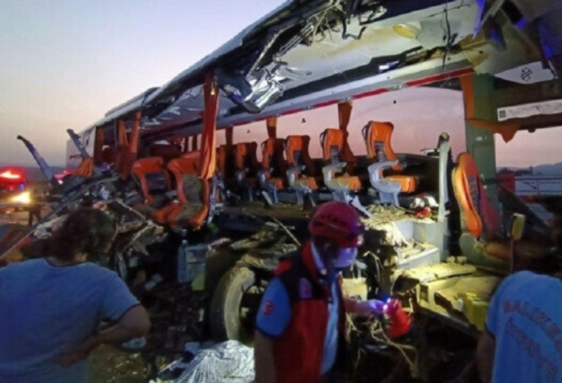 نجم الحادث عن اصطدام شاحنة وحافلة ركاب