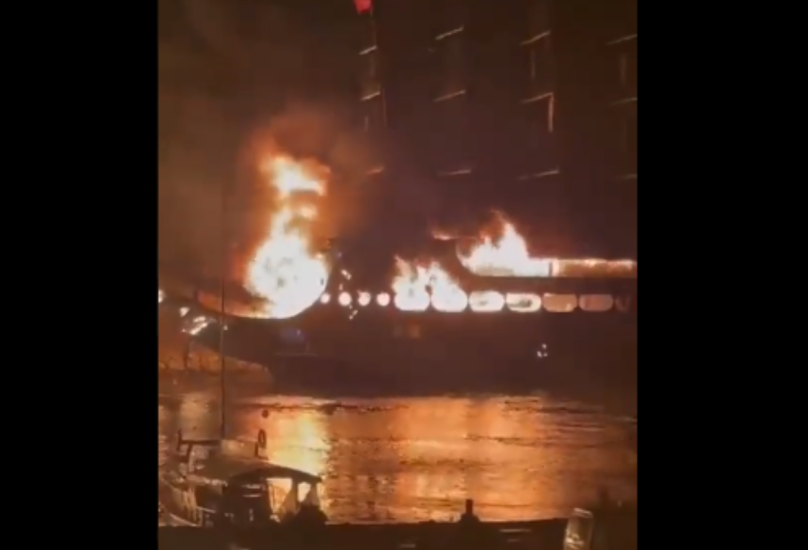 بدأ الحادث في منتجع ألانيا من سفينة سياحية اشتعلت فيها النيران