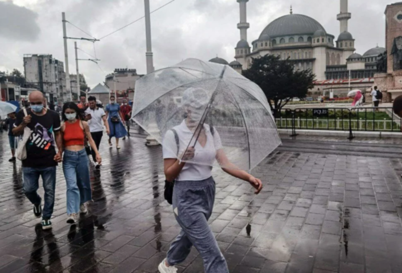 أثناء تهاطل الأمطار في ميدان تقسيم باسطنبول