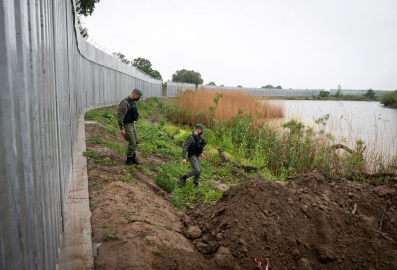 دورية للشرطة في جدار فولاذي عند نهر إفروس بالقرب من قرية بوروس على الحدود اليونانية التركية