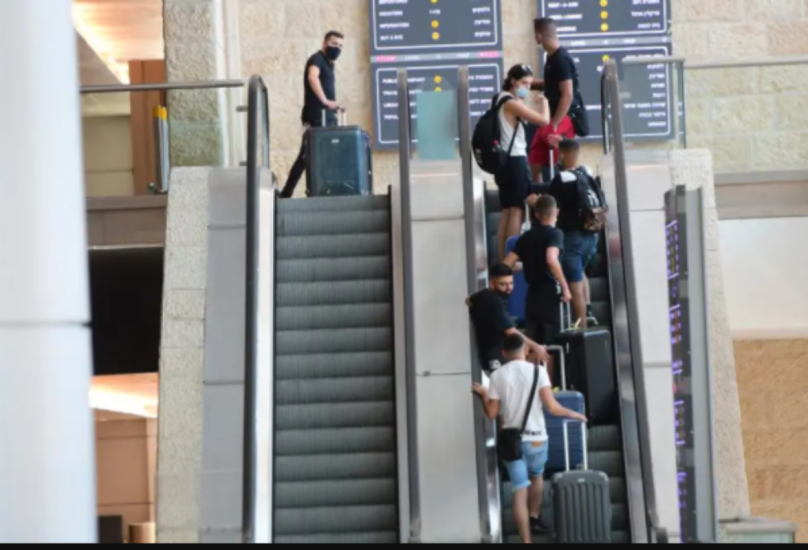 إسرائيليون في مطار بن غوريون الإسرائيلي