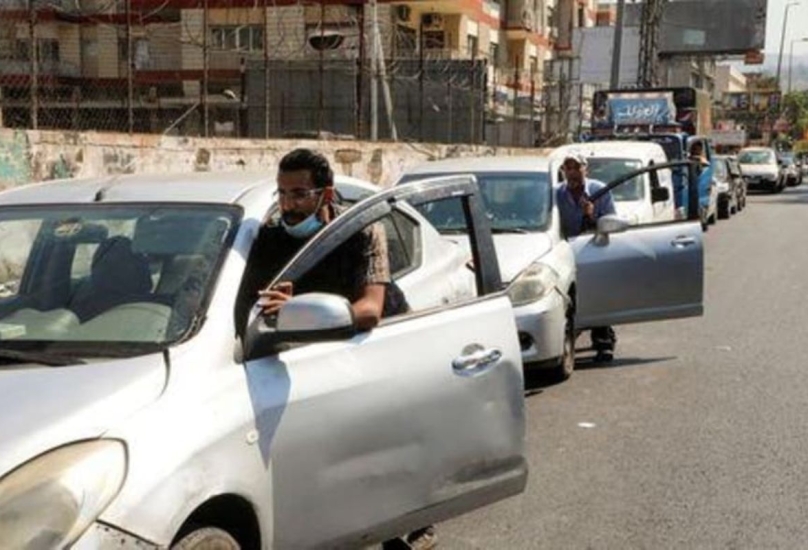 سيارات تقف في طابور انتظارا للتزود بالوقود في لبنان في صورة بتاريخ 17 أغسطس اب 2021-رويترز