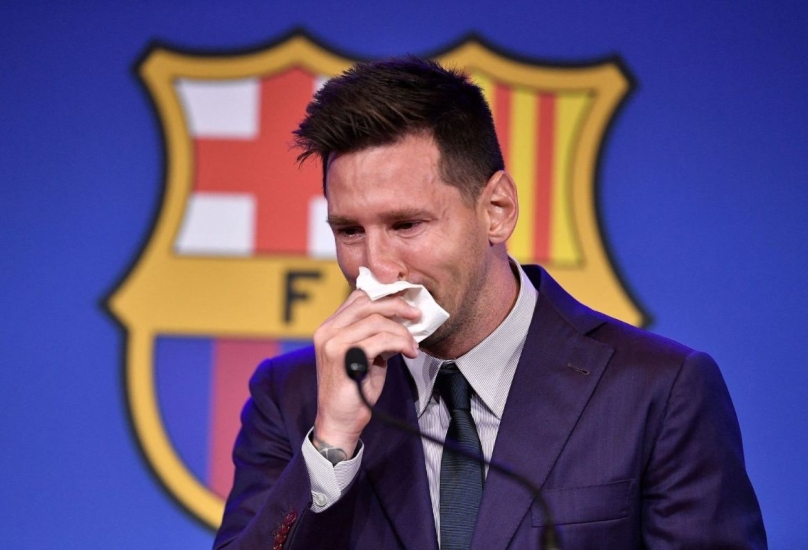 بكاء ميسي لحظة إعلان مغادرته نادي برشلونة