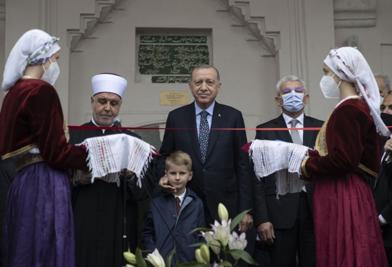 لحظة مشاركة أردوغان في حفل افتتاح المسجد في البوسنة-الأناضول