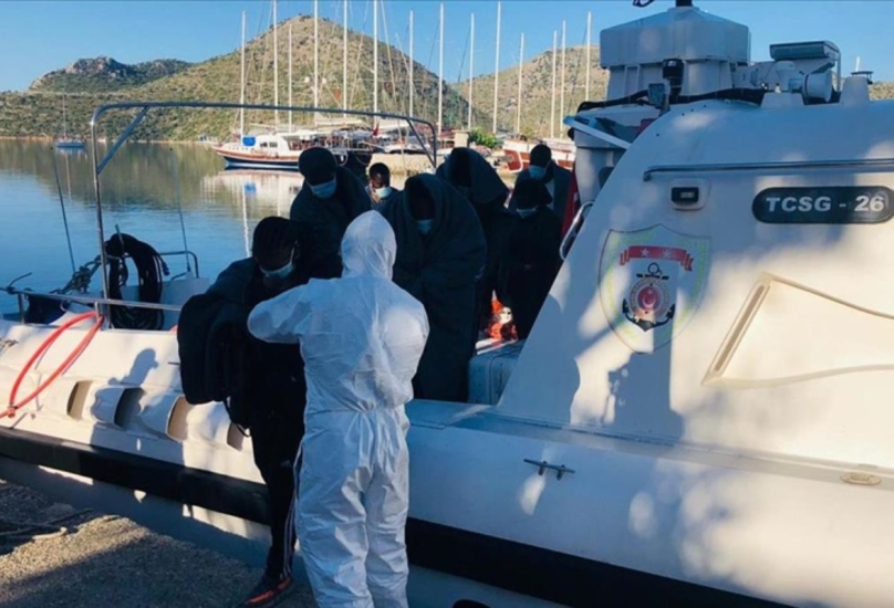 دفعت السلطات اليونانية هؤلاء المهاجرين بشكل غير قانوني إلى المياه الإقليمية التركية