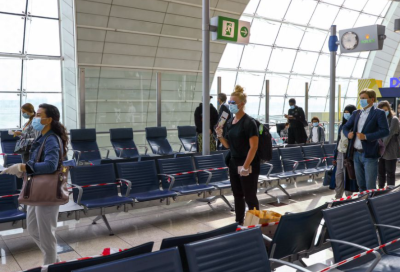 مسافرون في مطار دبي الدولي-رويترز