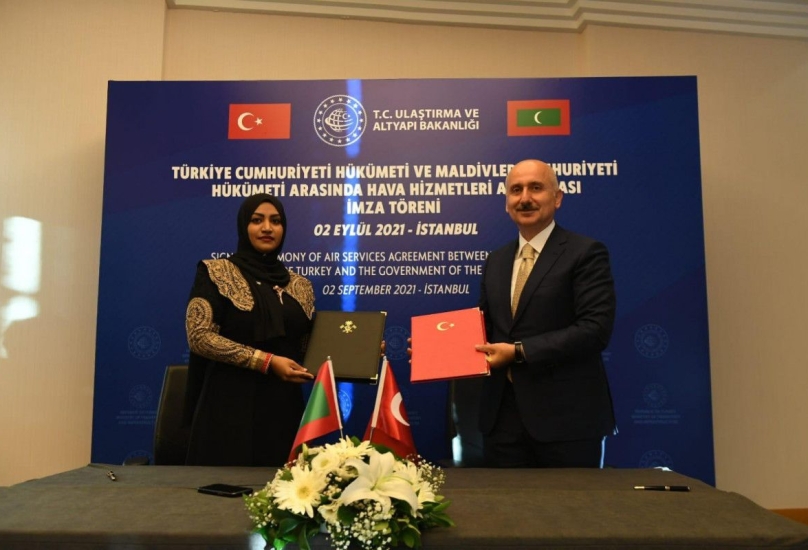 وزيرة النقل بحكومة جزر المالديف أثناء توقيع الاتفاقية مع نظيرها التركي