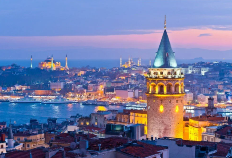 مشهد عام من مدينة إسطنبول يظهر فيها برج غلطة التاريخي