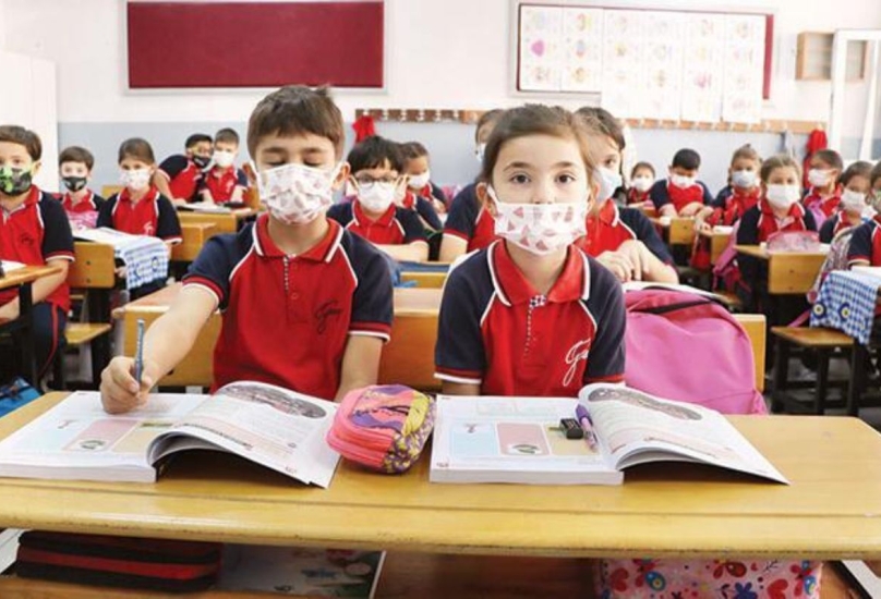 أطفال بالمرحلة الابتدائية يدرسون في إحدى المدارس التركية