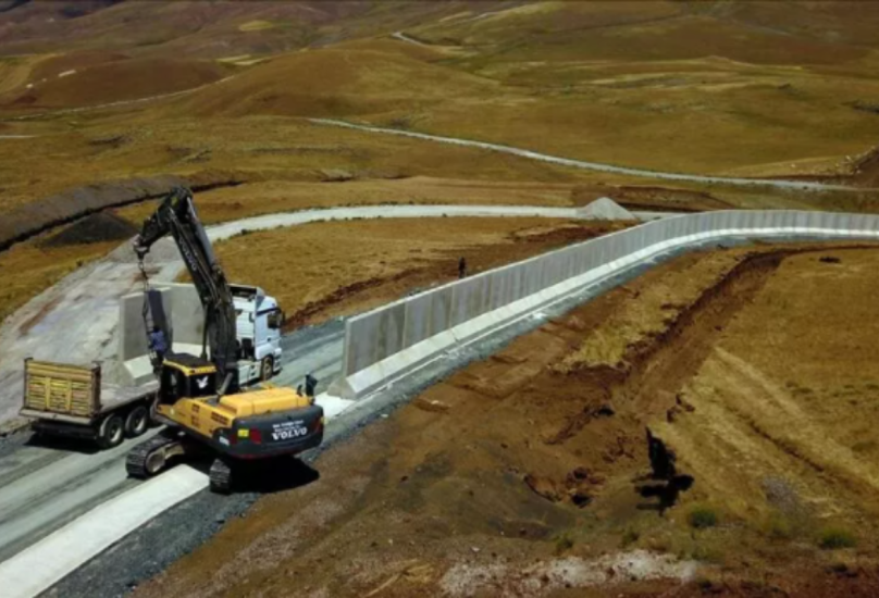 جانب من أعمال تمديد الجدار الحدودي بين تركيا وإيران