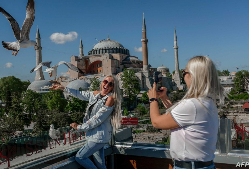 سائحتان أجنبيتان تستمتعان بجمال اسطنبول-صورة أرشيفية