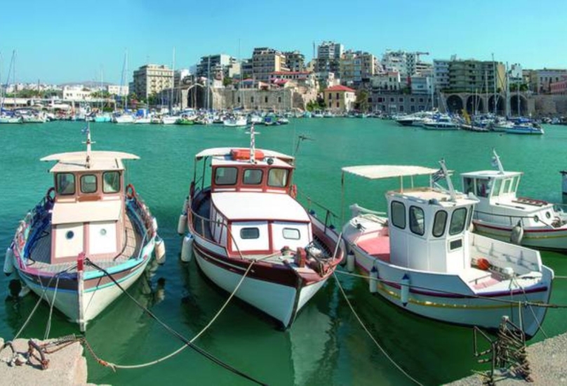 مراكب راسية في حوض ميناء بإسطنبول