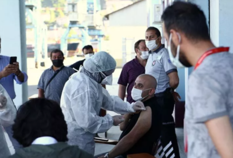 شخص يتلقى التطعيم في تركيا ضد كورونا