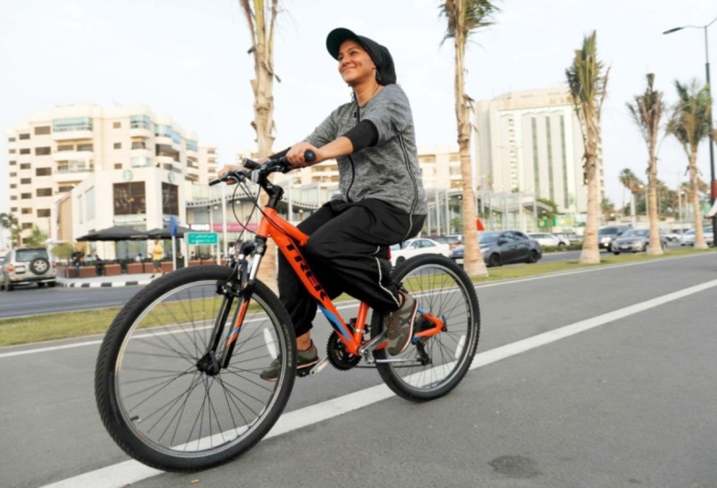 سيدة تقود دراجة هوائية بأحد شوارع السعودية-صورة أرشيفية