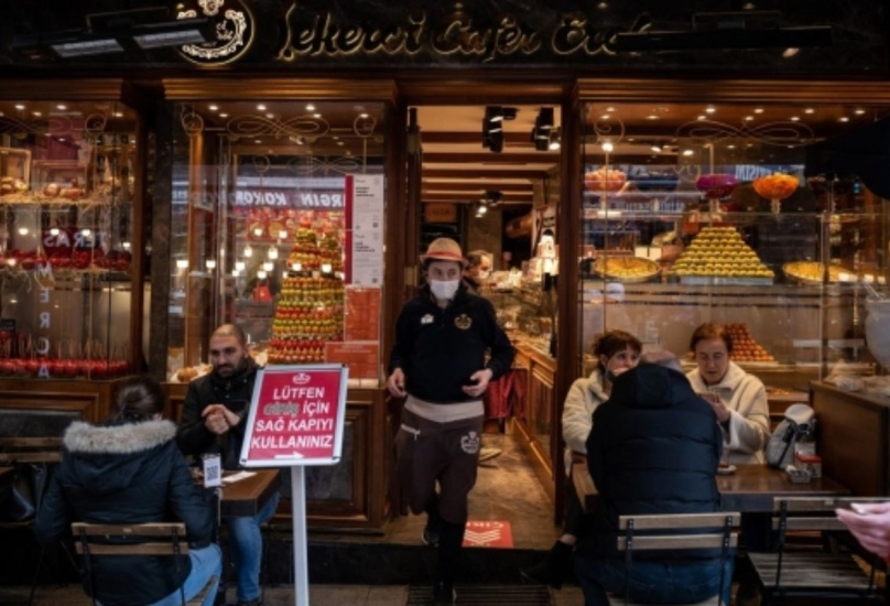 عملاء خارج أحد المقاهي في منطقة قاضي كوي في إسطنبول