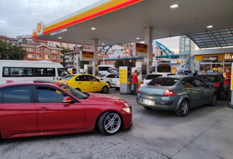 سيارات تصطف أمام محطات الوقود بعد ارتفاع الاسعار في اسطنبول