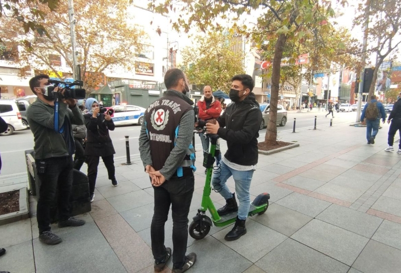 ضابط شرطة يتحدث مع راكب دراجة بخارية أثناء عمليات تفتيش في اسطنبول