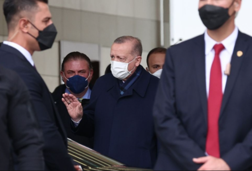 صورة لأردوغان لحظة ممارسة عمله بعد الشائعات حول صحته