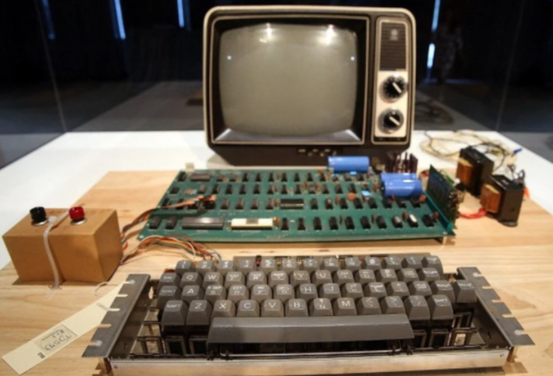 أول كمبيوتر من شركة آبل