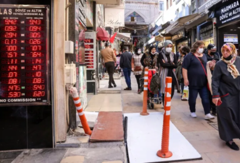شاشة تعرض معلومات أسعار صرف العملات في اسطنبول
