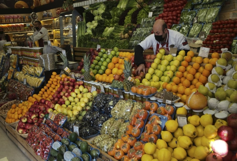 رجل يعمل في كشك لبيع الفواكه والخضراوات في العاصمة التركية أنقرة