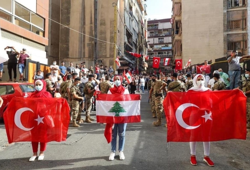مواطنون لبنانيون يرفعون علمي لبنان وتركيا-صورة أرشيفية