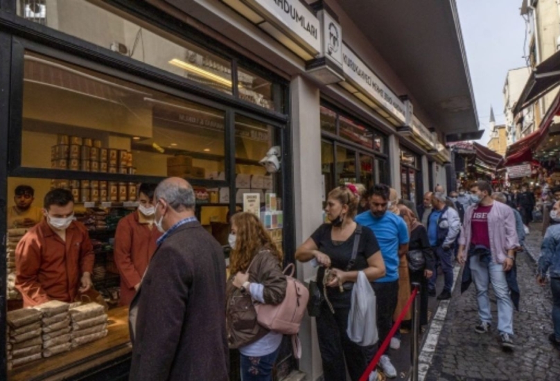 يصطف العملاء خارج مقهى تركي في منطقة إمينونو بإسطنبول