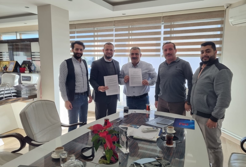 جانب من توقيع الاتفاقية بحضور د. جلال كحيل وعدد من المسؤولين في الشركة