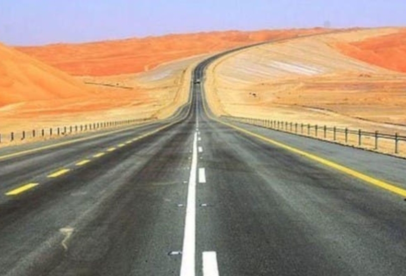 يبلغ طول الطريق البري بين السعودية وعمان 725 كيلو مترا