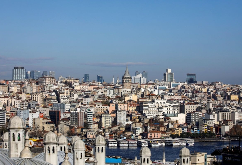 منظر عام لبرج غلطة ومحيطه من حديقة مسجد السليمانية في اسطنبول