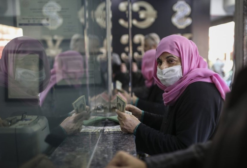 سيدة تبادل العملة في أحد محلات الصرافة بتركيا