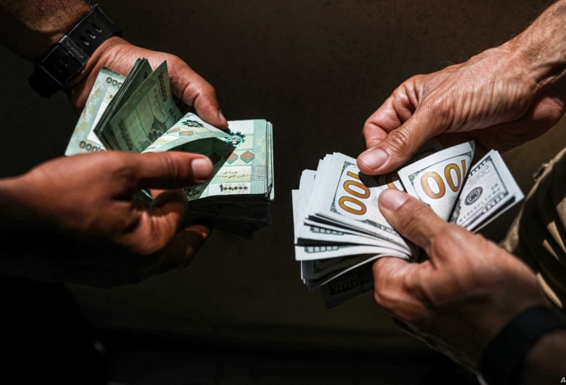 تقيد المصارف اللبنانية سحوبات المودعين بالدولار