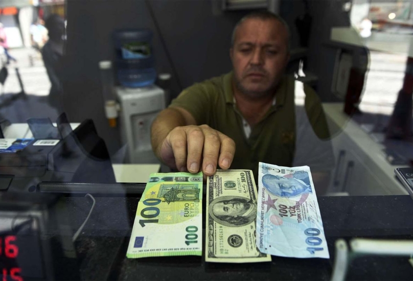 صراف في تركيا يعرض اموالا من فئة الليرة والدولار واليورو