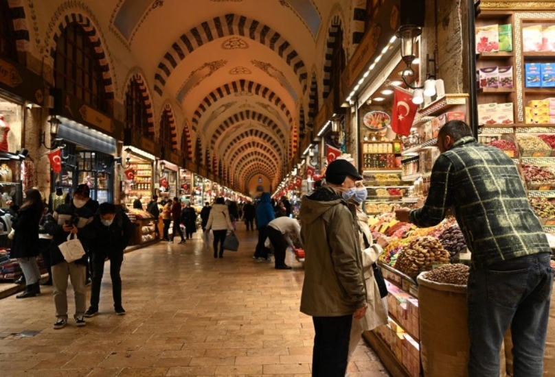 سائحون يتسوقون داخل بازار التوابل في منطقة إمينونو في إسطنبول يوم 16 ديسمبر 2021