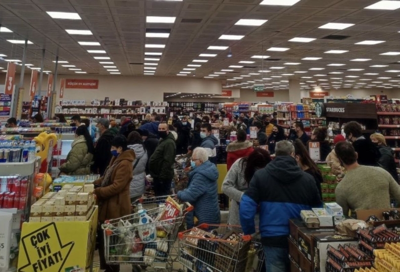 متسوقون من اليونان وبلغاريا في سوبر ماركت في أدرنة التركية