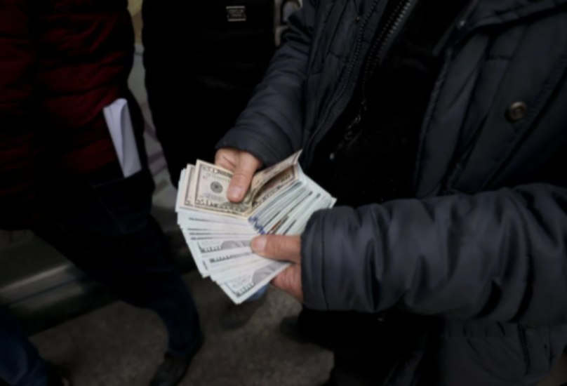 مواطنون أتراك يقبلون على تبديل العملات الأجنبية عقب تحسن الليرة التركية