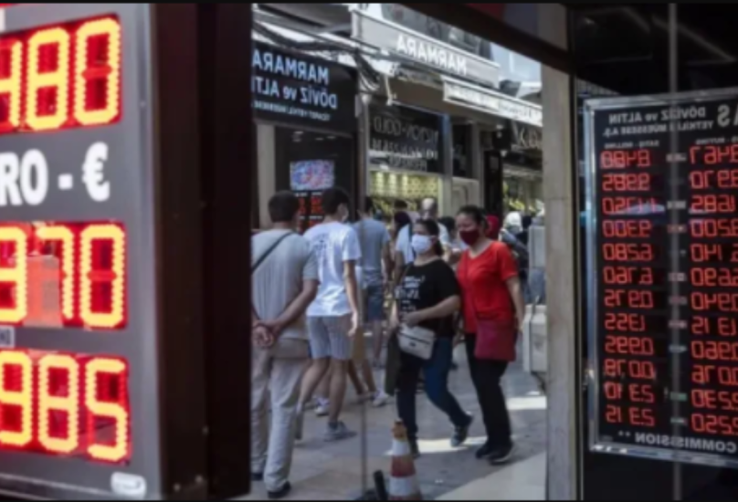 شاشة تعرض معلومات أسعار صرف العملات داخل البازار الكبير في اسطنبول
