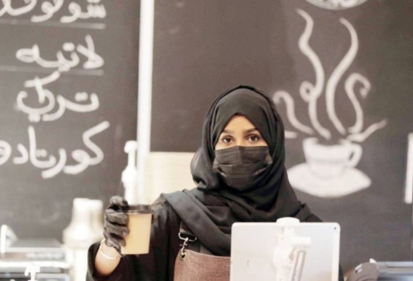 سيدة تعمل في مقهى بالسعودية