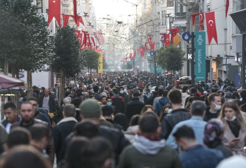 شارع الاستقلال الشهير في اسطنبول يعج بالزوار، 5 ديسمبر 2022