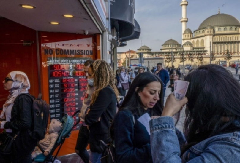 عملاء في مكتب لصرف العملات في ساحة تقسيم بإسطنبول