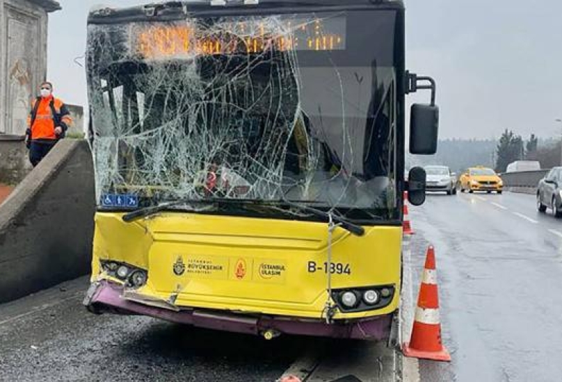 تمكنت فرق البلدية من اخراج إحدى الحافلات المتورطة في الحادث وتنظيف الطريق