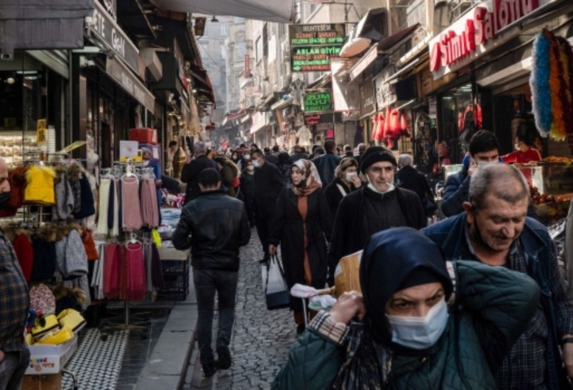 متسوقون يسيرون على طول شارع تجاري مزدحم في حي الفاتح بإسطنبول