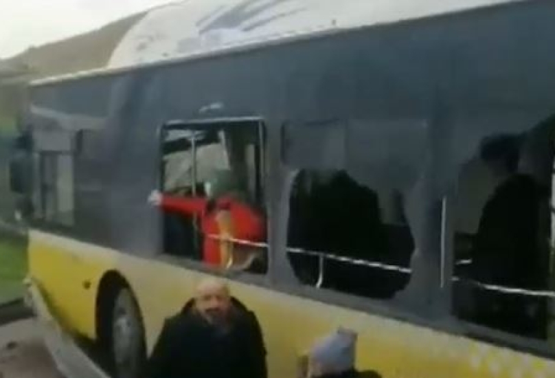 الركاب خرجوا من الحافلة بعد كسر زجاج النوافذ