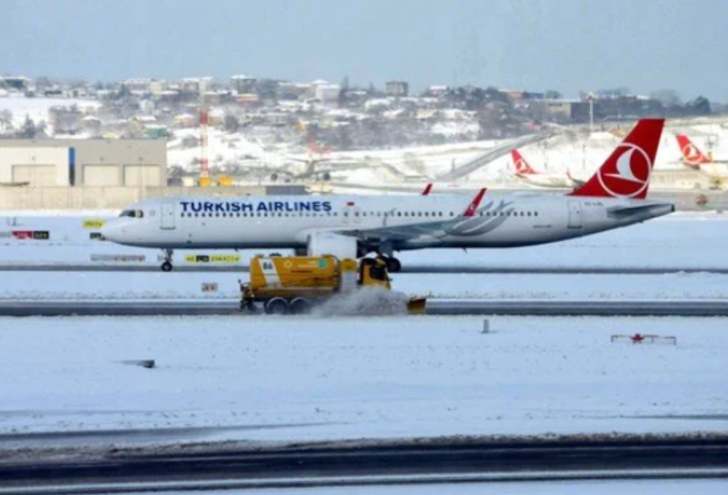 طائرة للخطوط الجوية في مطار اسطنبول الدولي