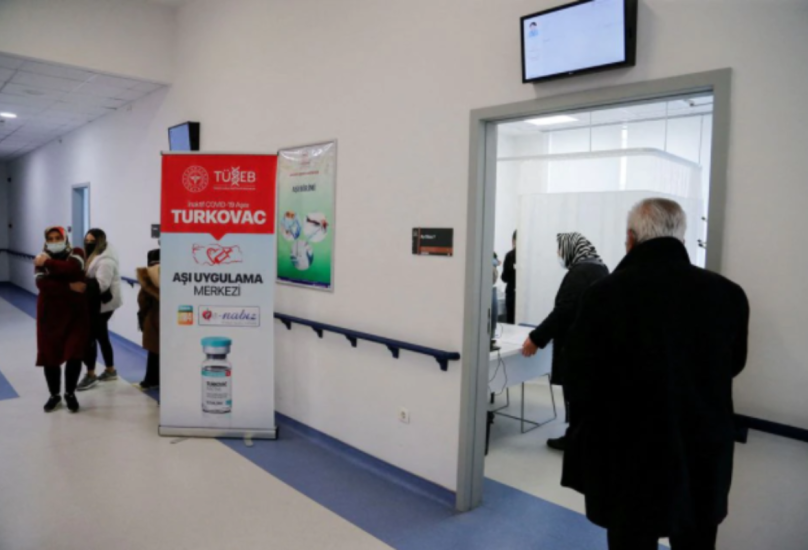 أشخاص ينتظرون تلقي جرعة من لقاح فيروس كورونا في مستشفى بأنقرة