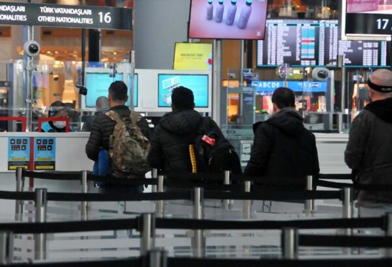 المطار فرض نظام التحقق من التذاكر عند المداخل لضبط وتخفيف الأعداد الموجودة داخل المطار بسبب فيروس كورونا