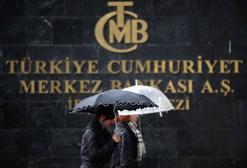 أشخاص يدخلون مقر البنك المركزي التركي في أنقرة-رويترز