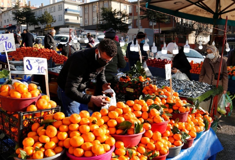 أشخاص يتسوقون في سوق مفتوح بالعاصمة التركية أنقرة