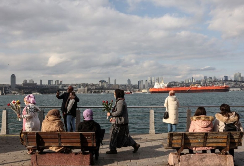 يستمتع الناس بيوم شتوي مشمس على مضيق البوسفور في إسطنبول-رويترز