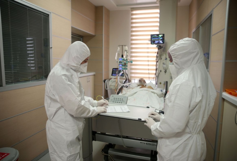 عاملون في مجال الرعاية الصحية في مستشفى في موش شرق تركيا
